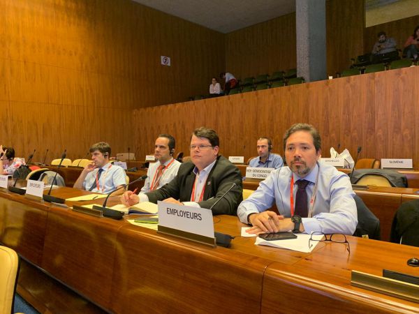Clovis-Queiroz-Coordenador-Geral-de-Relacoes-do-Trabalho-e-Sindical-e-Marcos-Ottoni-Coordenador-Geral-Juridico CNSaúde acompanha julgamento do Brasil na OIT